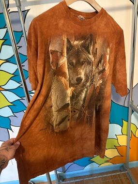 “The mountain” wolf tee